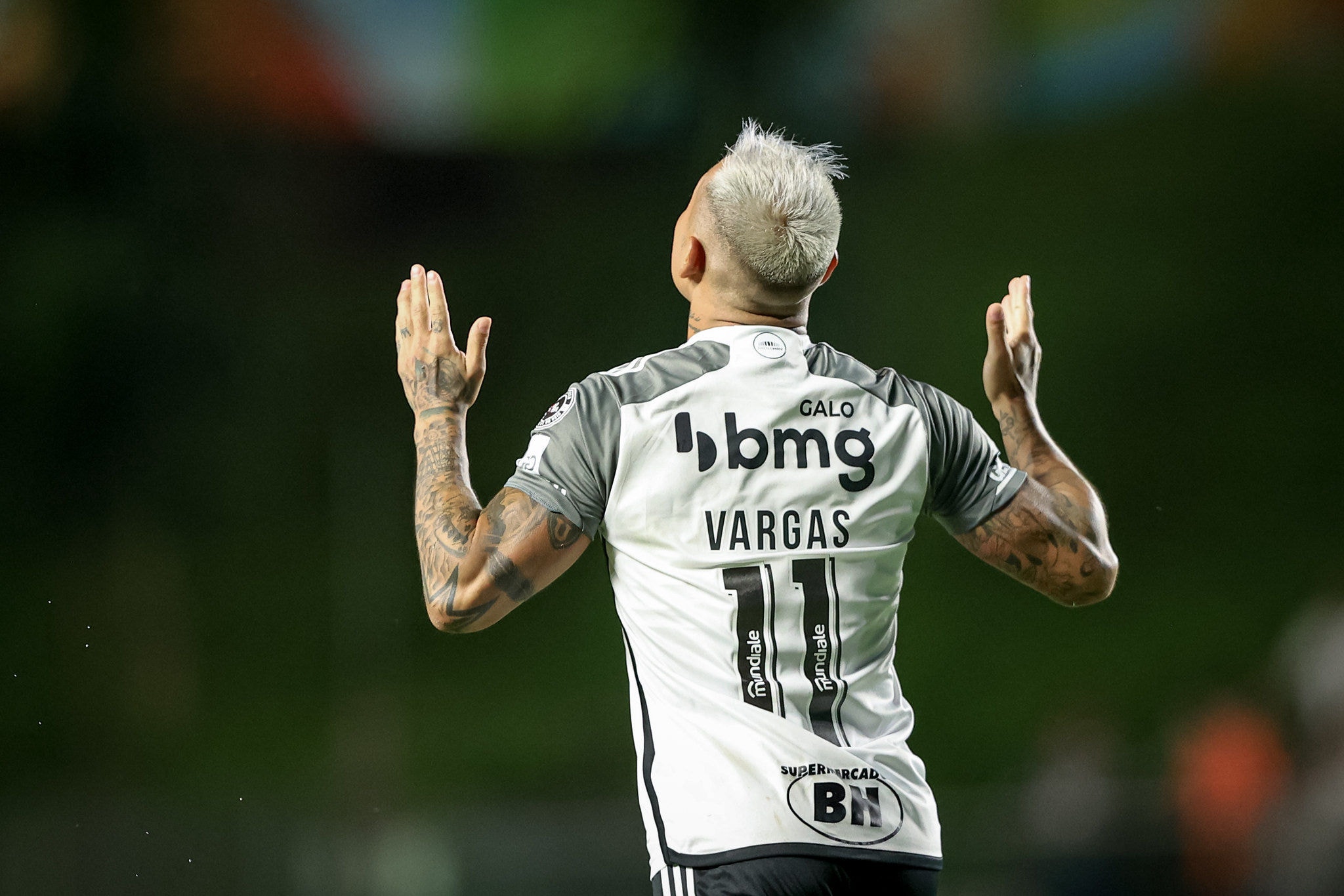 Vargas, atacante do Atlético, comemora gol sobre o Fluminense