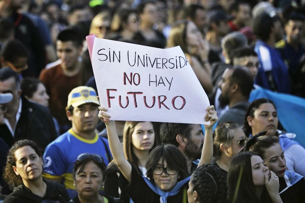 Protesto contra cortes nas universidades na Argentina