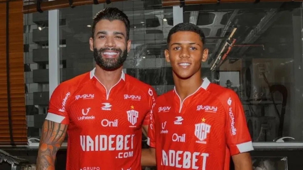 Cantor Gusttavo Lima posa para foto ao lado do meia Akiles, de 16 anos, quando o jogador foi anunciado como reforço do Paranavaí