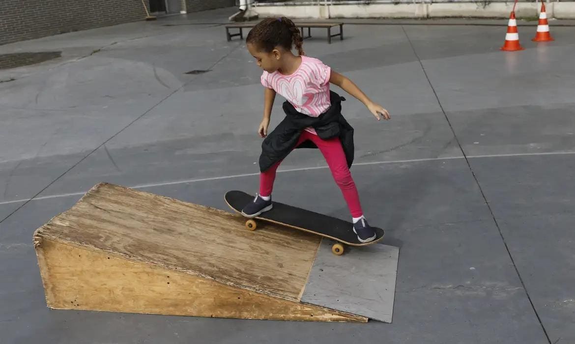 Criança praticando skate