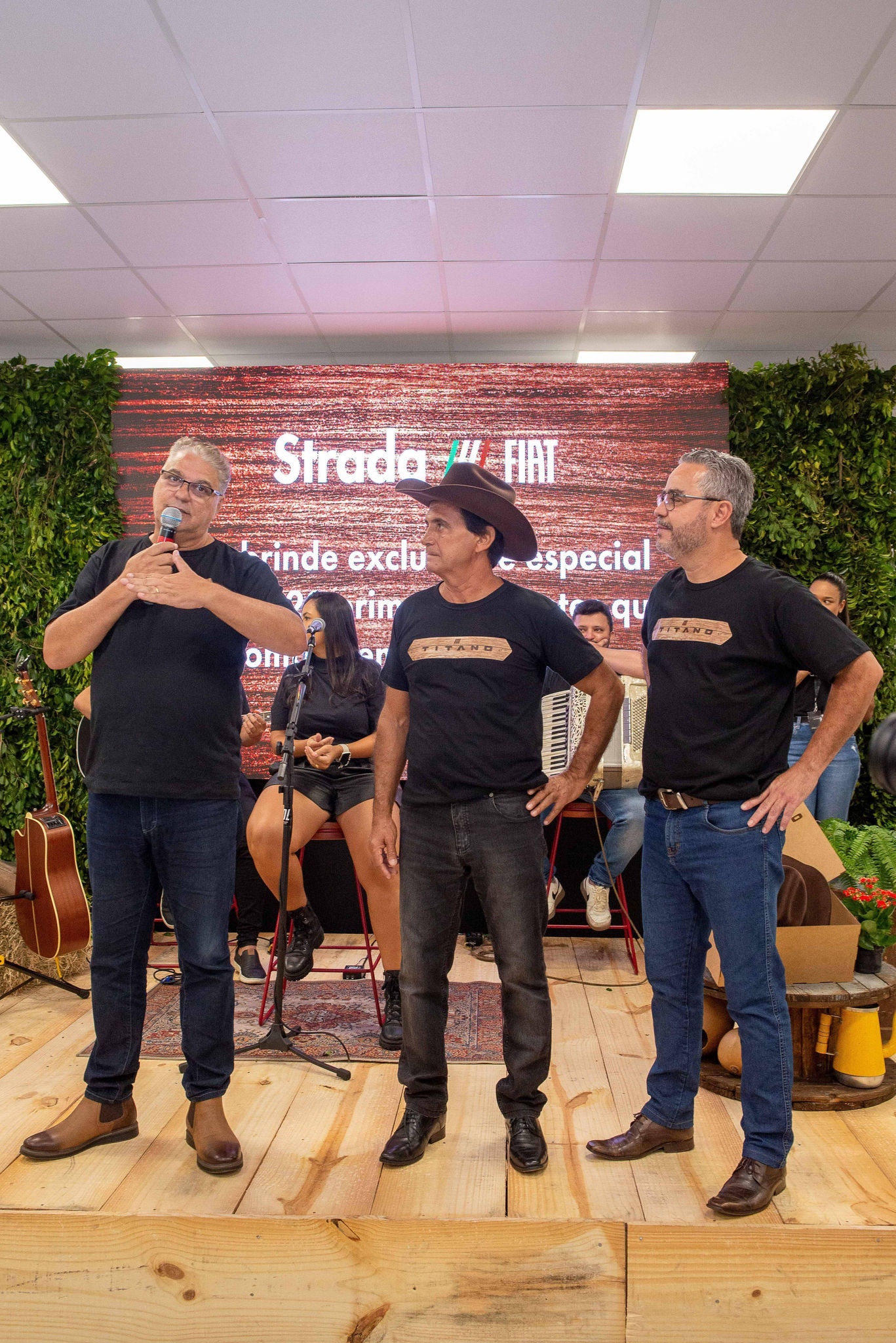 O gerente de vendas da Strada Linha Verde, Gilmar Moreira, o diretor José Paulo Simões e Leôncio Correa, gerente da Strada Fiat Pampulha