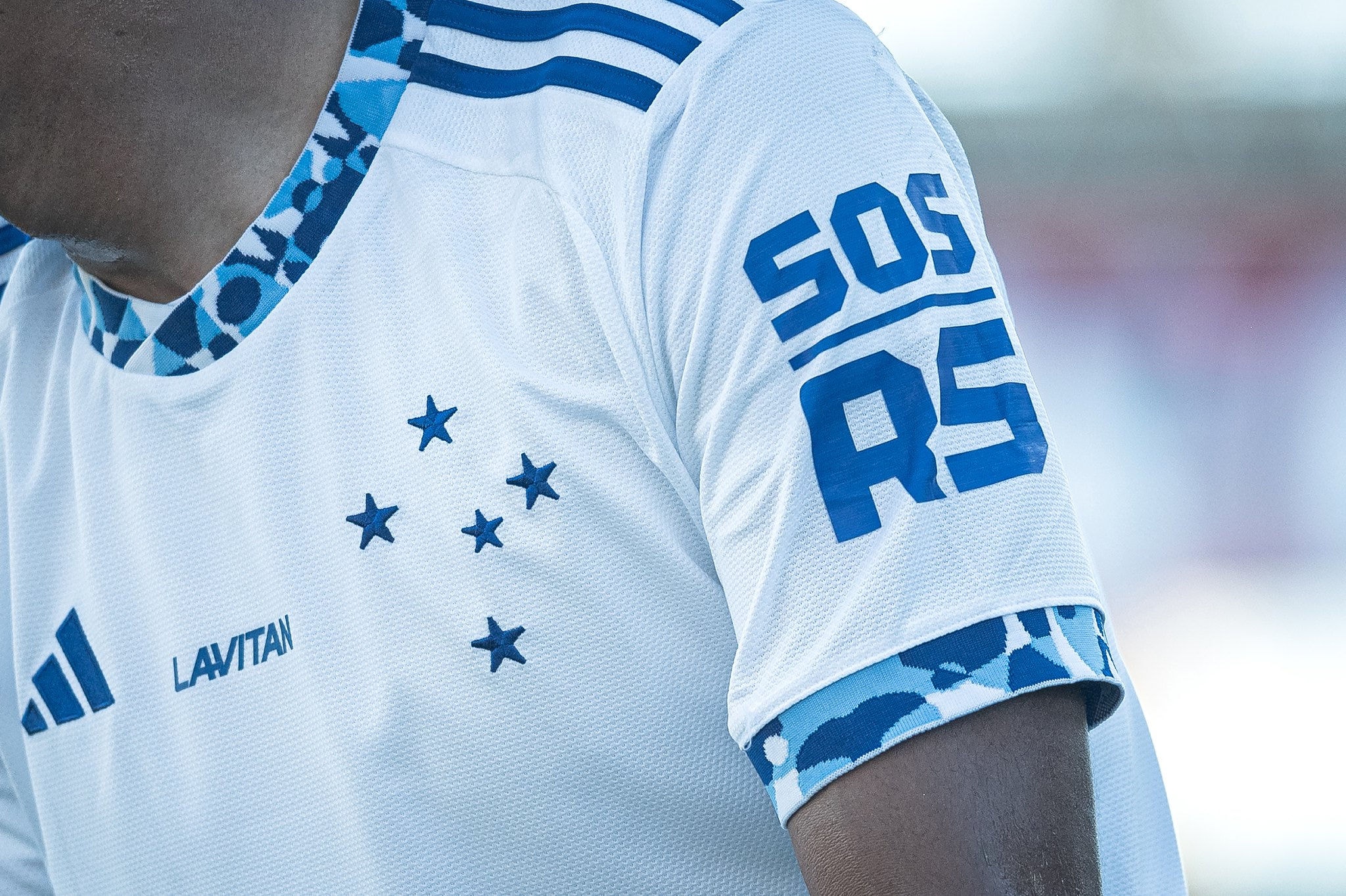 O Cruzeiro pediu ajuda para as vítimas do RS com uma mensagem na camisa no jogo contra o Atlético-GO 