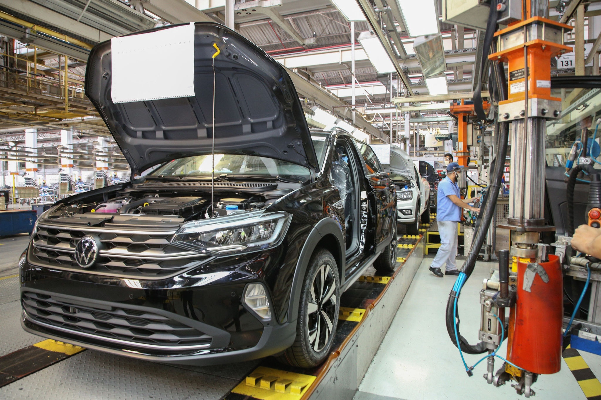 Produção da Volks no Brasil será interrompida em 3 fábricas por falta de peças vindas do Sul do país