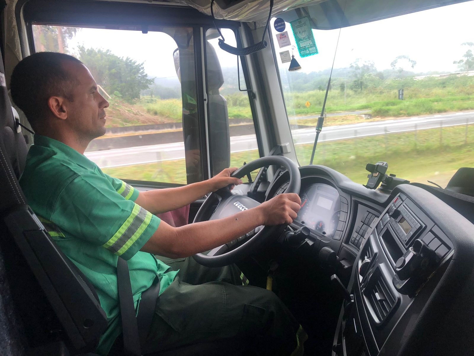 O caminhoneiro Marllone Dias saiu de Belo Horizonte (MG) e percorreu mais de 1.600 km até chegar em Garibaldi (RS) com 30 toneladas de doações