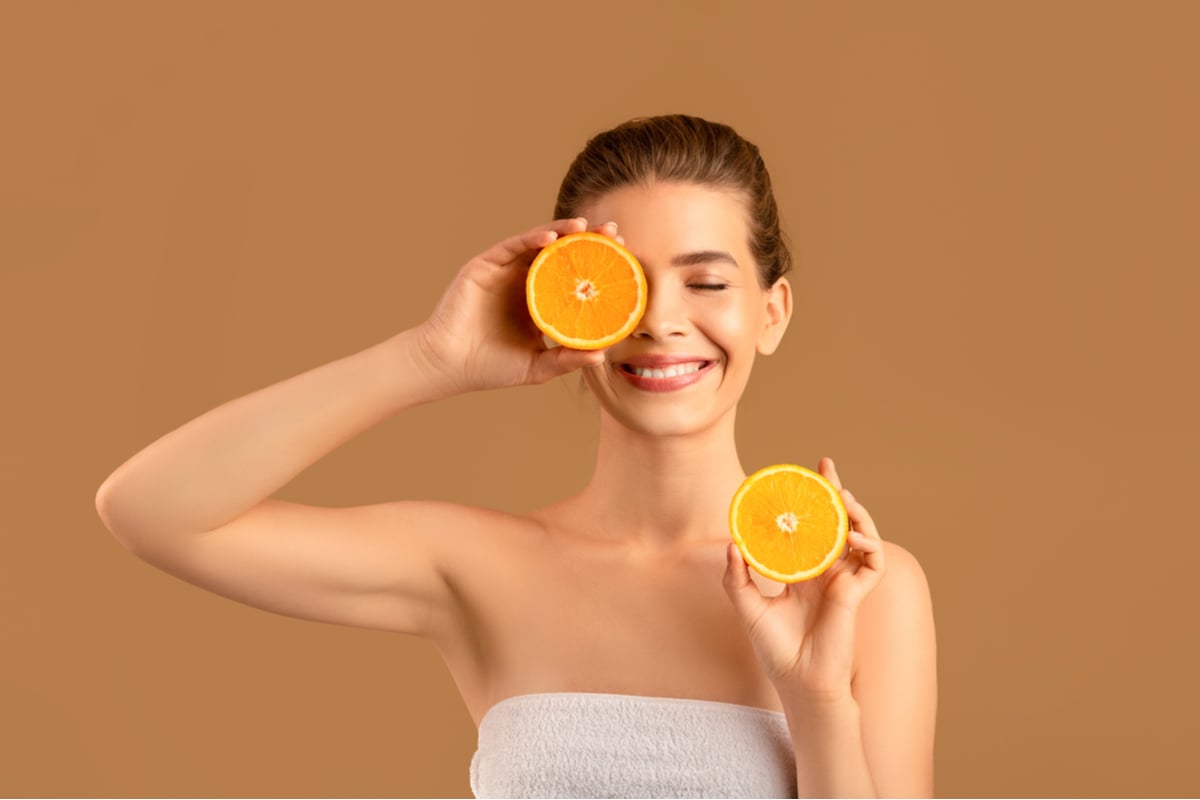 A vitamina C ajuda a combater manchas na pele