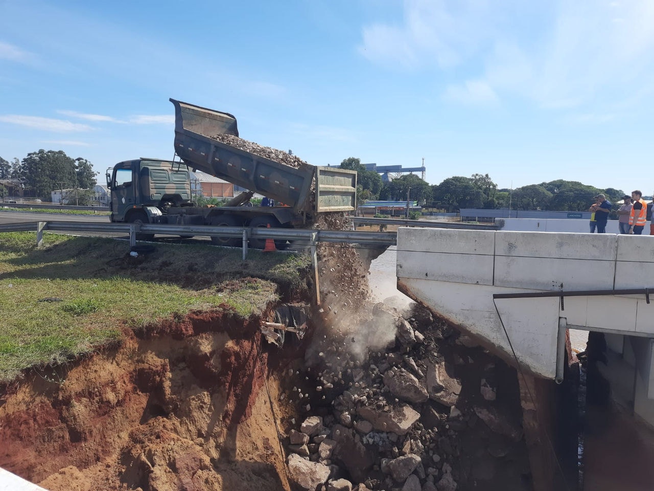 Caminhão e militares do Exército Brasileiro trabalham na recuperação de acesso à ponte em Estrela (RS)