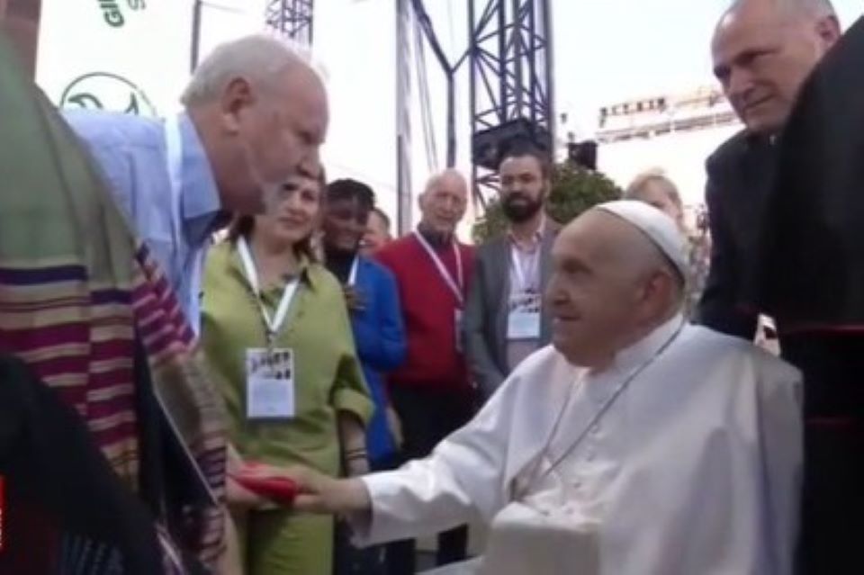 O papa Francisco abençoa a bandeira do MST por cerca de 10 segundos enquanto ouve o líder do movimento João Pedro Stédile