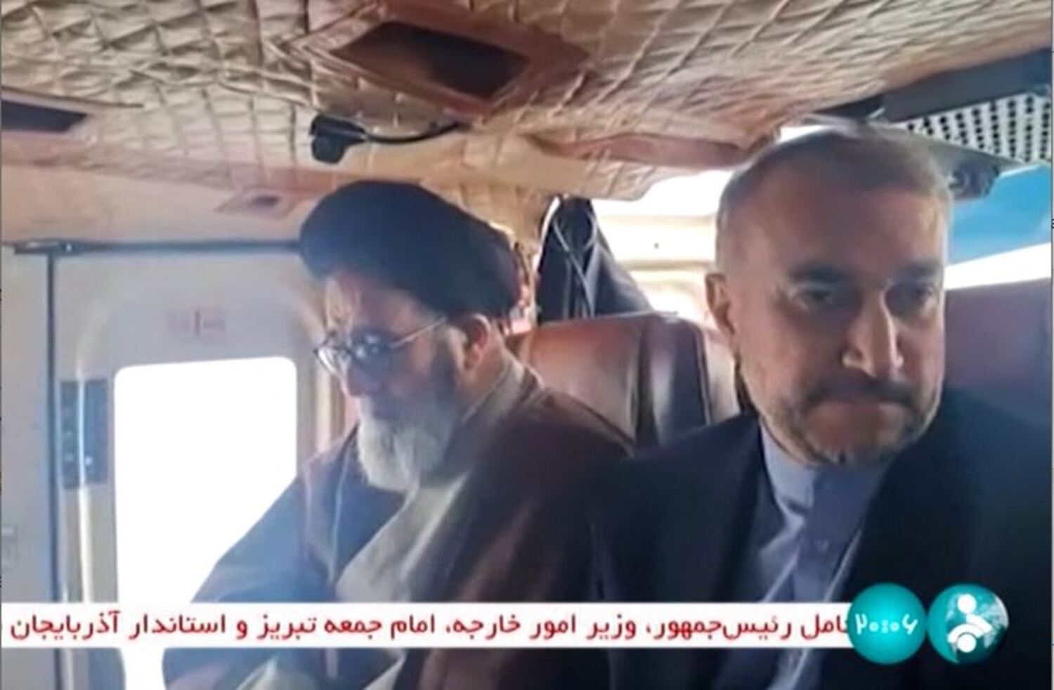  Captura de imagem de vídeo divulgado pela rede de televisão estatal iraniana IRINN mostra o ministro das Relações Exteriores da República Islâmica, Hossein Amir-Abdollahian (direita), a bordo de helicóptero na região de Jolfa, na província ocidental do Azerbaijão Oriental do Irã