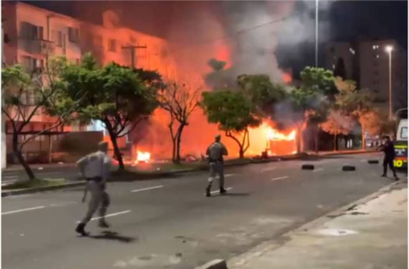 Ônibus pegaram fogo em avenida de Porto Alegre