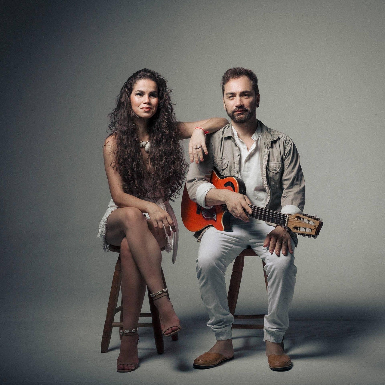 Os músicos Pris Mariano e Rodrigo Di Castro, do Rosa Amarela, se apresentam em BH.