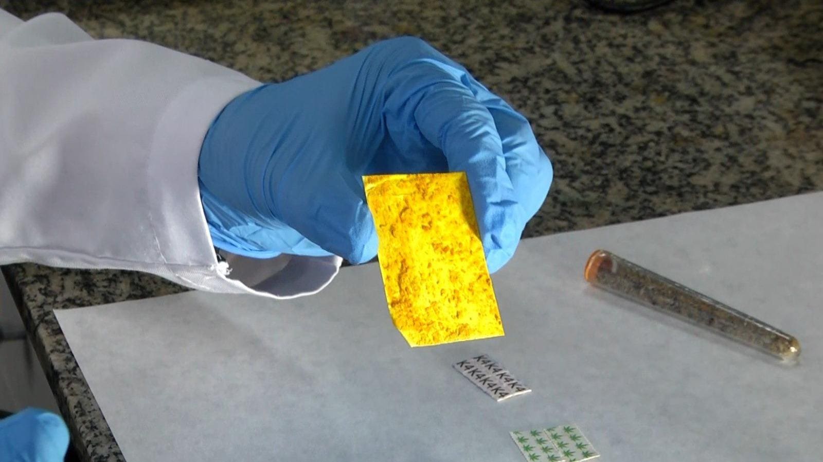 Droga é criada em laboratório e pode ser borrifada em outros materiais, para consumo