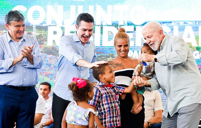 Junto com ministros do governo, presidente Lula participa da cerimônia de entrega de 914 unidades habitacionais do Residencial Parque da Lagoa, do Minha Casa, Minha Vida, em Maceió (AL)
