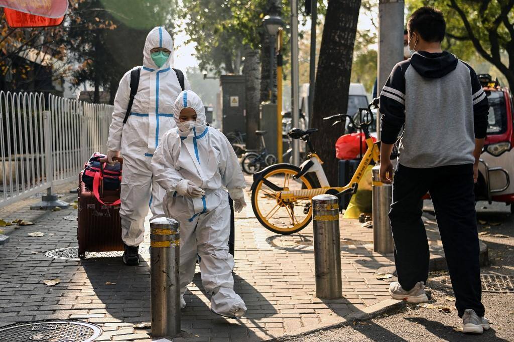Pessoas usam equipamento de proteção pessoal para evitar a contaminação por Covid em Pequim