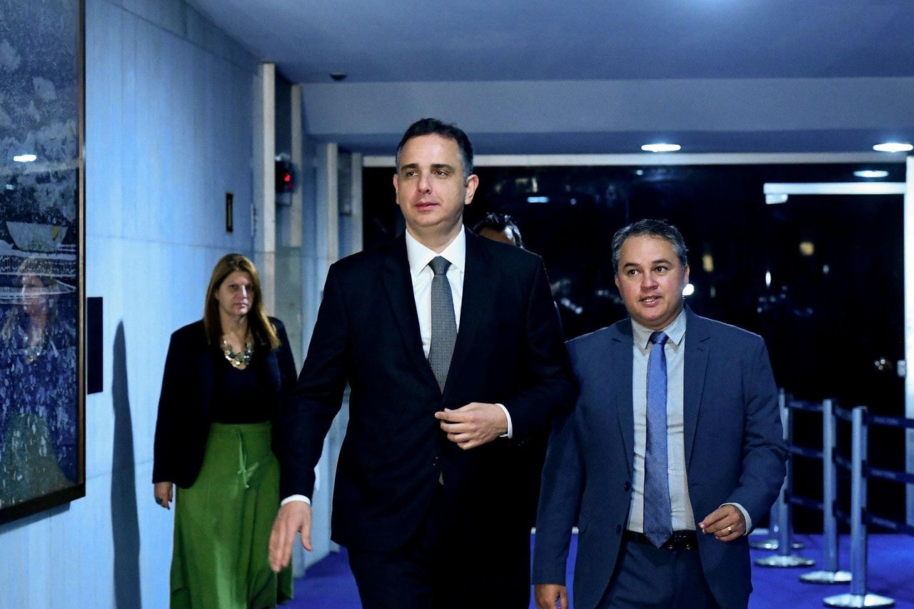 Presidente do Senado, Rodrigo Pacheco (PSD-MG), e o senador Efraim Filho (União-PB) chegam à Casa para reunião de  líderes