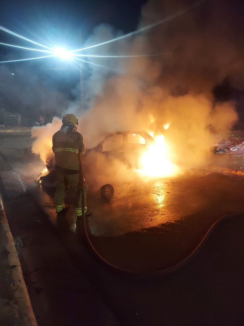 Carro foi incendiado em Alfenas após acidente