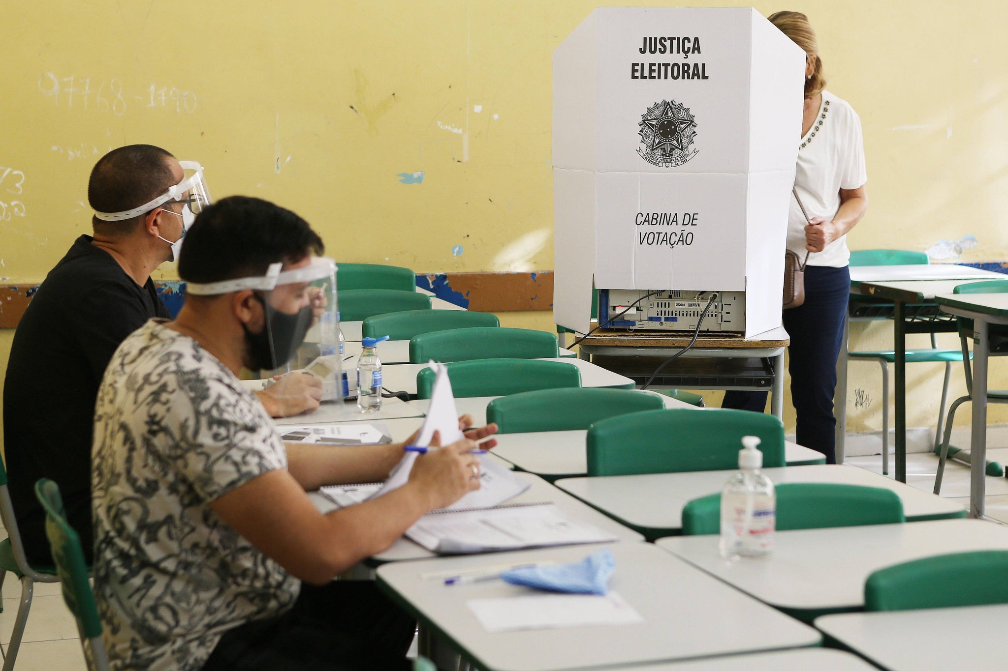 Movimentação de eleitores durante votação na escola estadual Maria José, na região da Bela Vista, centro da capital paulista, no segundo turno das eleições municipais 2020, neste domingo