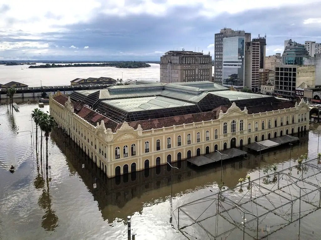 Centro histórico de Porto Alegre permanece alagado devido as fortes chuvas dos últimos dias