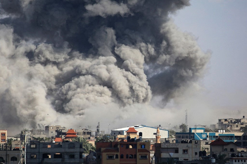 Ondas de fumaça aumentam após o bombardeio israelense em Rafah, no sul da Faixa de Gaza, em 6 de maio de 2024
