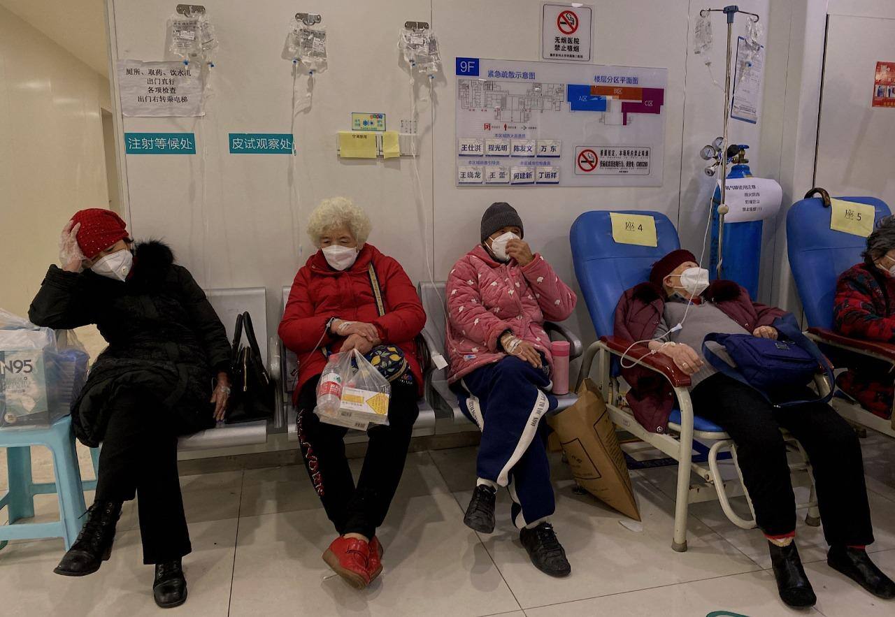 Hospitais na China estão se enchendo com pacientes de Covid e alguns crematórios registram fila em meio à nova onda da pandemia no país asiático