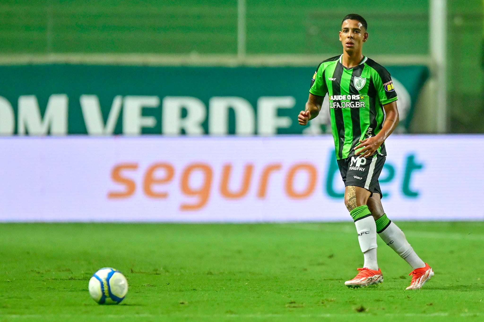 Lateral-direito Mateus Henrique em ação na partida entre América e Mirassol, pela 5ª rodada da Série B