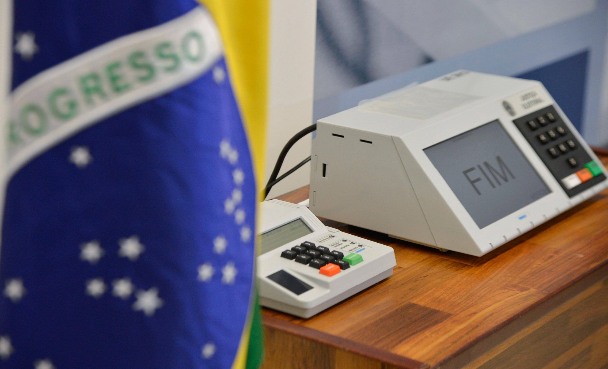 No Brasil, o voto é obrigatório, mas muitos eleitores deixam de comparecer às urnas