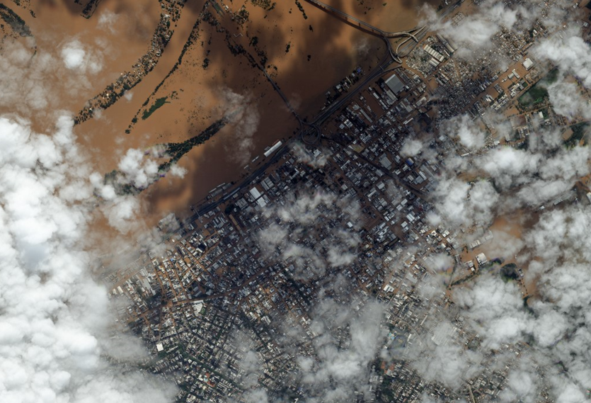 Imagem de satélite mostra a dimensão da enchente em Porto Alegre