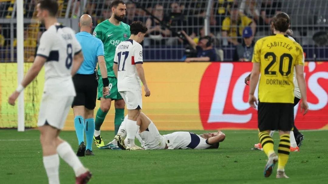 Defensor da seleção francesa sofreu lesão durante a partida contra o Borussia Dortmund