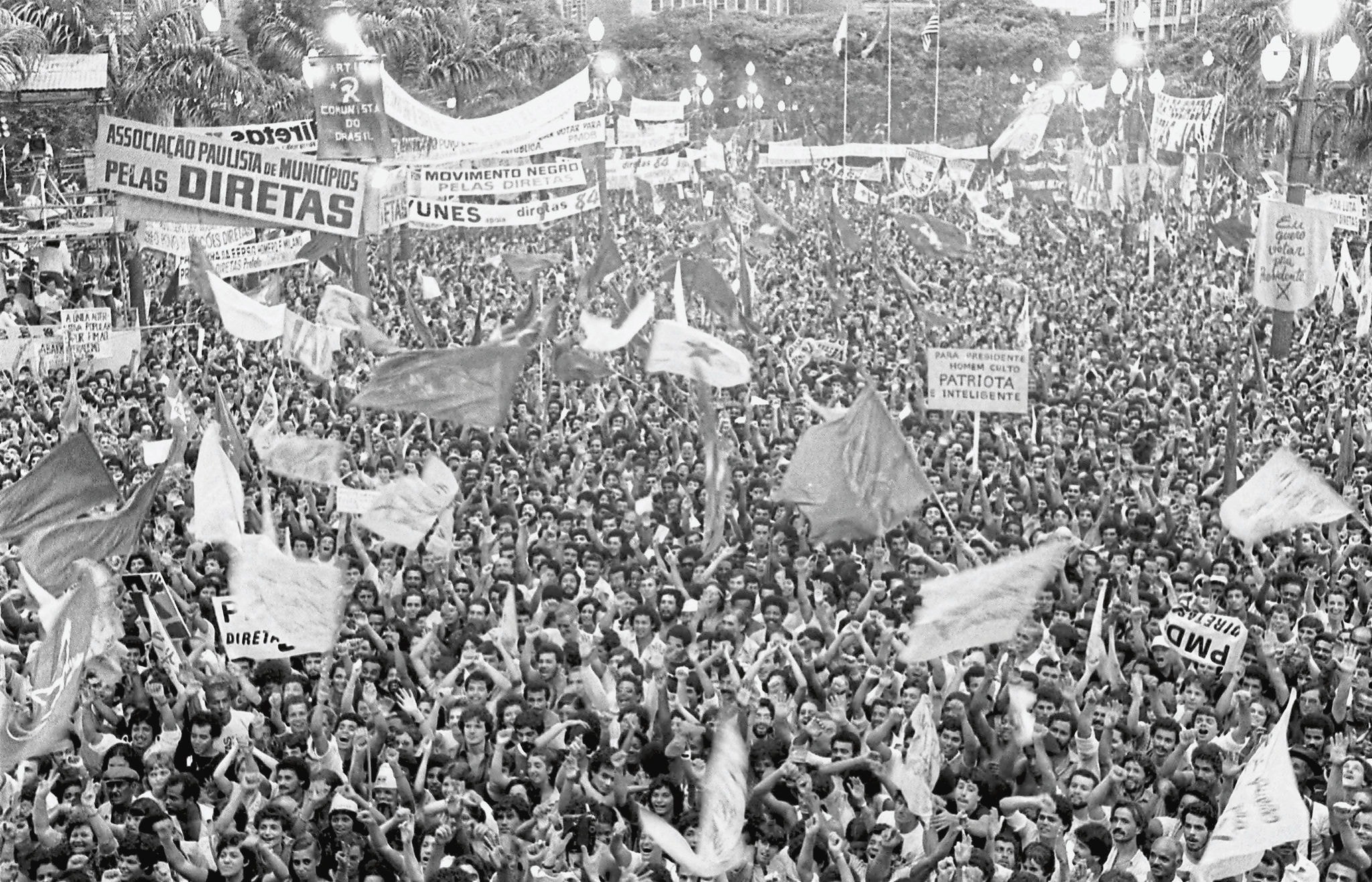 Multidão se concentra na praça da Sé, em São Paulo, durante um dos comícios da campanha das Diretas Já, em 1984