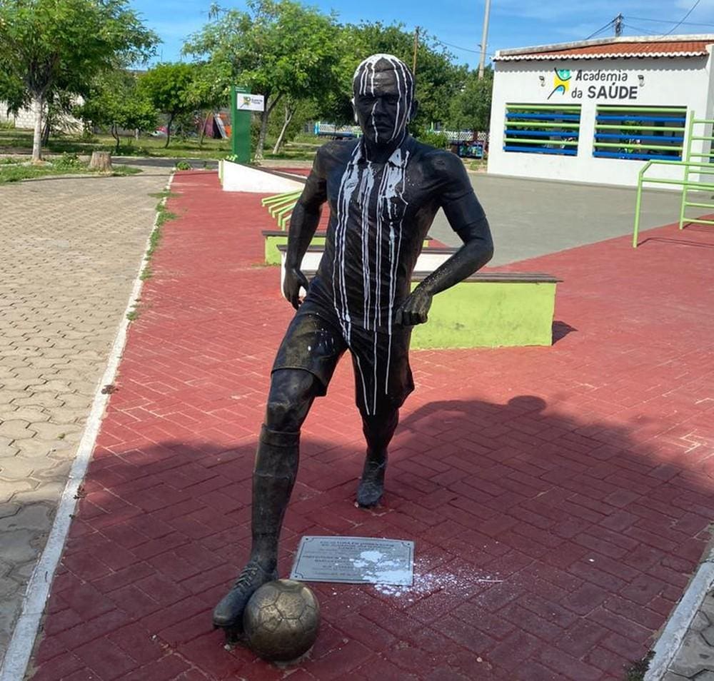 Estátua de Daniel Alves foi pichada por moradores após jogador ter sido condenado por estupro